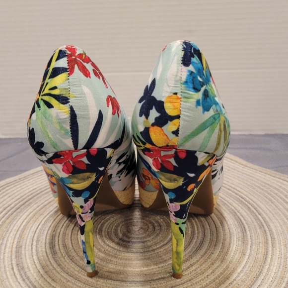 🪻EUC- APT. 9 FLORAL STILLETOS - Picture 4 of 4